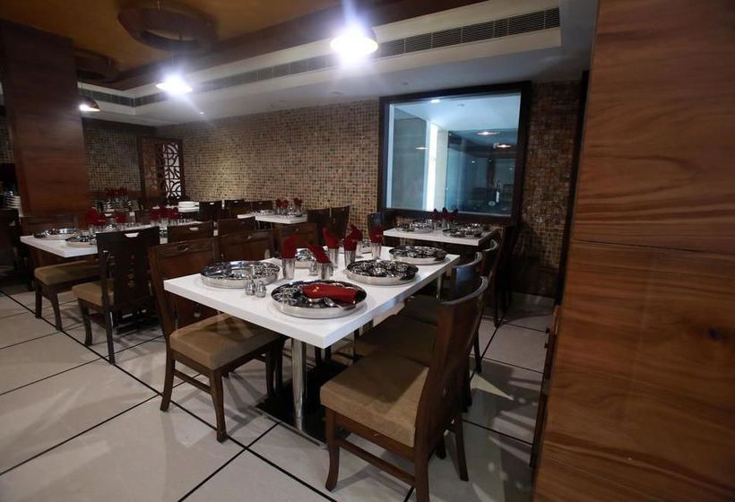 Hotel Oyo Premium Children Park Sardarpura 7