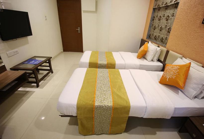 Hotel Oyo Rooms Kanak Road 11