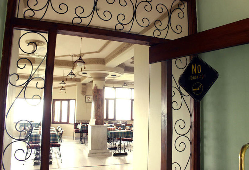 Hotel Oyo Premium Khanyara Road 4