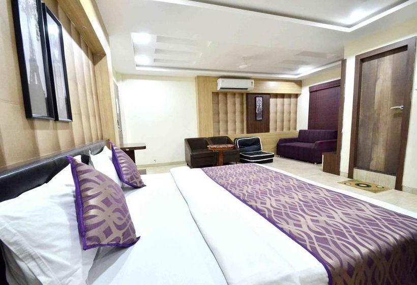 Hotel Oyo Rooms Navlakha Bus Stand 13
