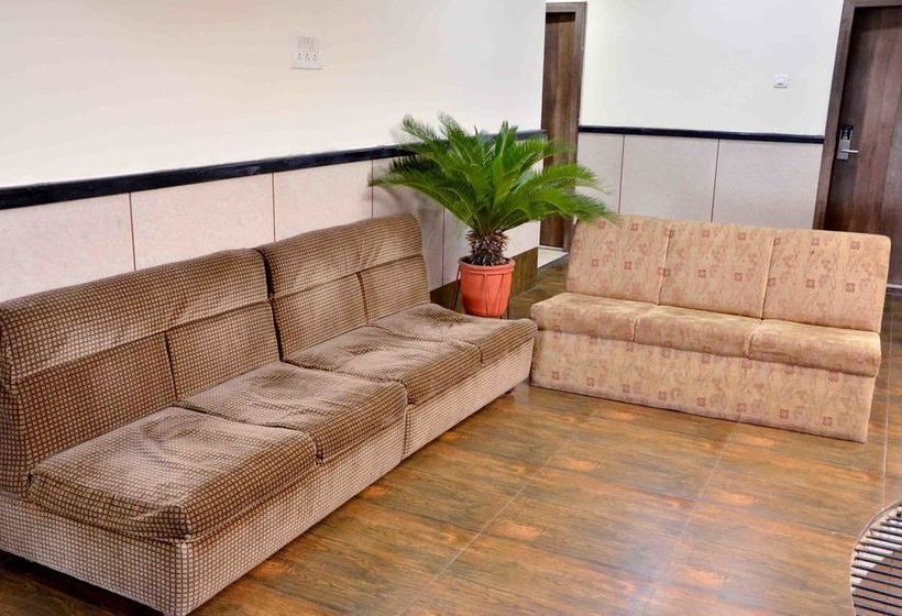 Hotel Oyo Rooms Navlakha Bus Stand 8