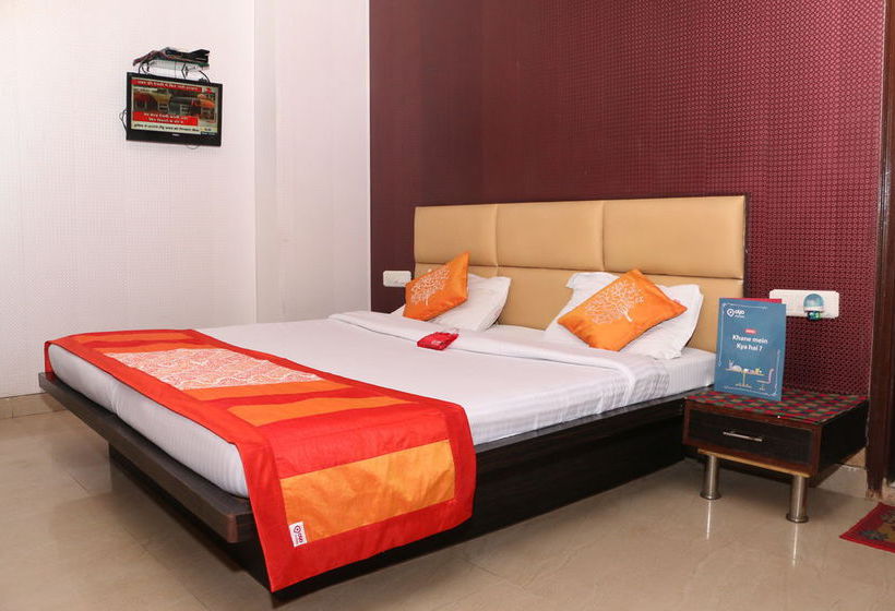 Hotel Oyo Rooms D Block Model Town Extension 1