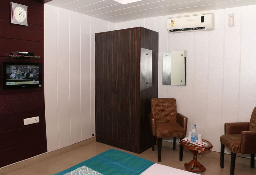 Hotel Oyo Rooms D Block Model Town Extension 13