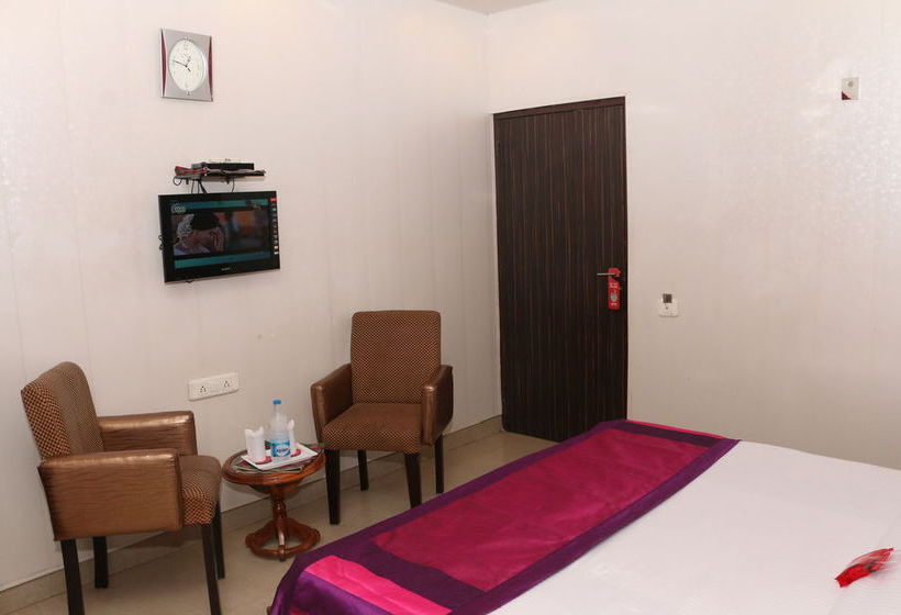 Hotel Oyo Rooms D Block Model Town Extension 14