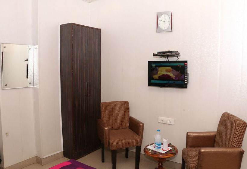 Hotel Oyo Rooms D Block Model Town Extension 15