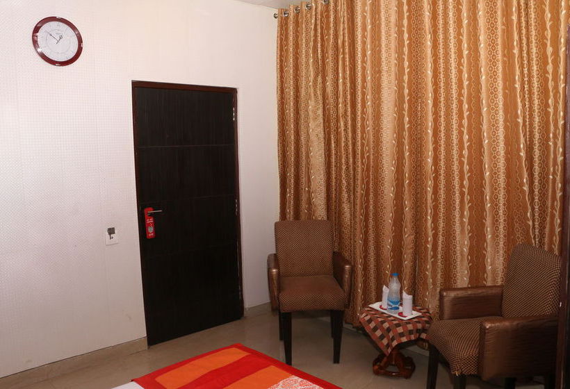 Hotel Oyo Rooms D Block Model Town Extension 16