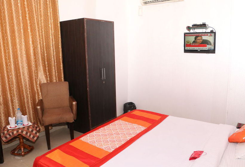 Hotel Oyo Rooms D Block Model Town Extension 17