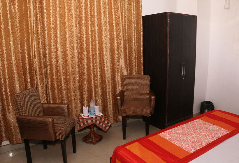 Hotel Oyo Rooms D Block Model Town Extension 18