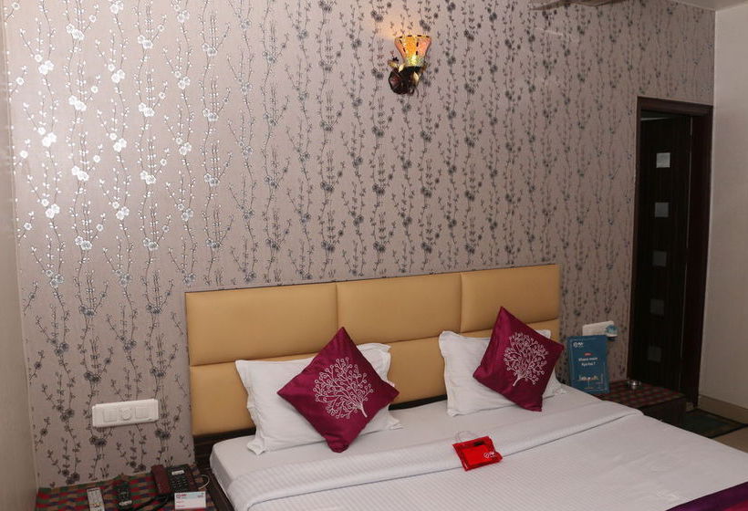 Hotel Oyo Rooms D Block Model Town Extension 2