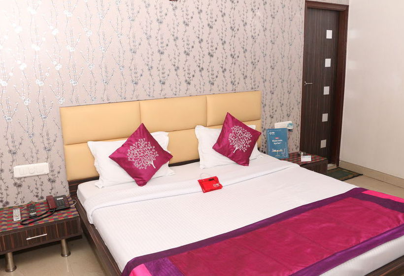 Hotel Oyo Rooms D Block Model Town Extension 4