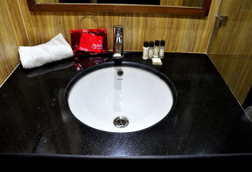 Hotel Oyo Premium Vidhan Sabha Marg 1