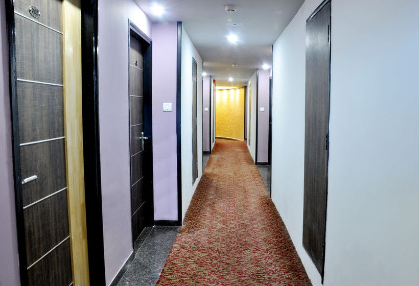Hotel Oyo Premium Vidhan Sabha Marg 11