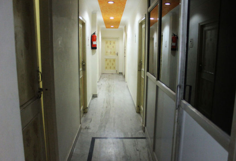 Hotel Oyo Rooms Noida Sector 12 16