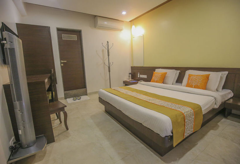 Hotel Oyo Rooms Thaltej Sg Highway 13