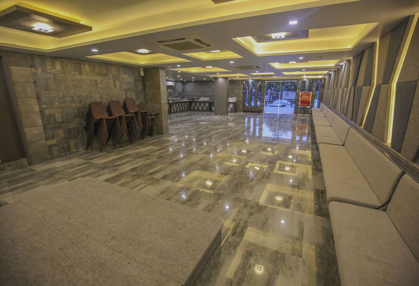 Hotel Oyo Rooms Thaltej Sg Highway 20