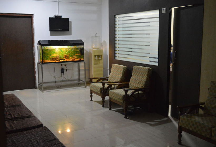 Hotel Travellers Inn 6