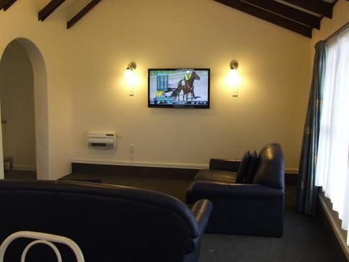 Asure 755 Regal Court Motel 4