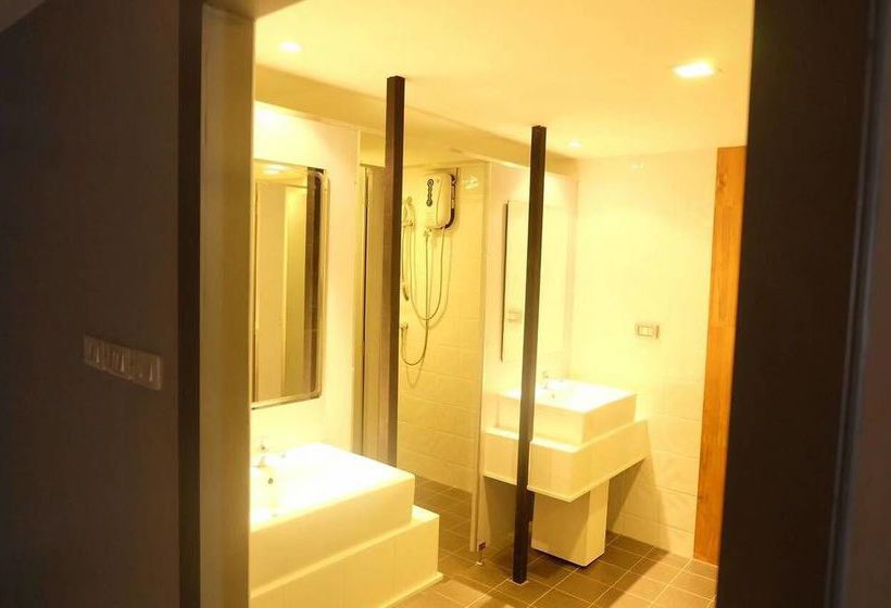 Loma Hostel Phuket 10