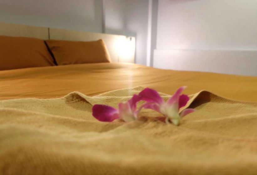 Loma Hostel Phuket 12