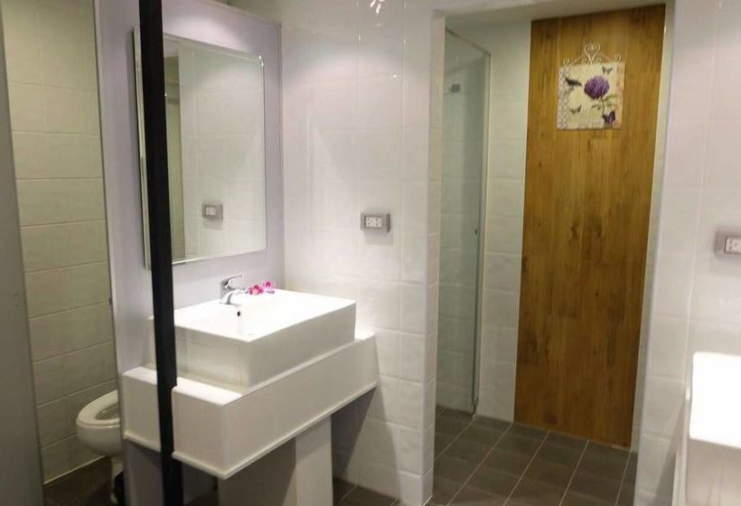 Loma Hostel Phuket 9