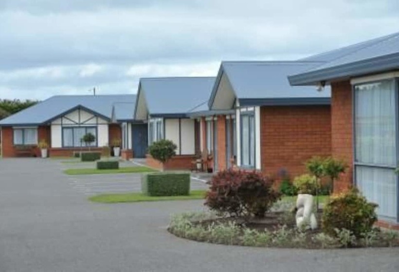 Tudor Lodge Motel 10