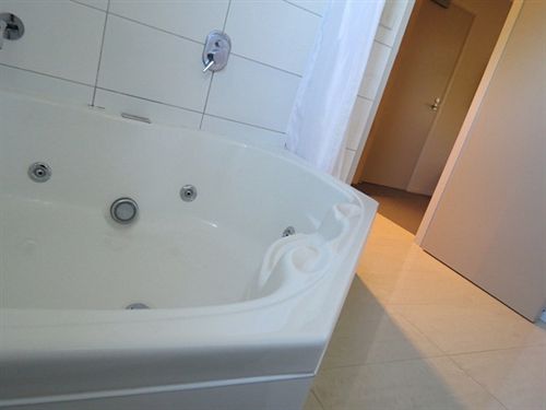 Amity Court Motel 14