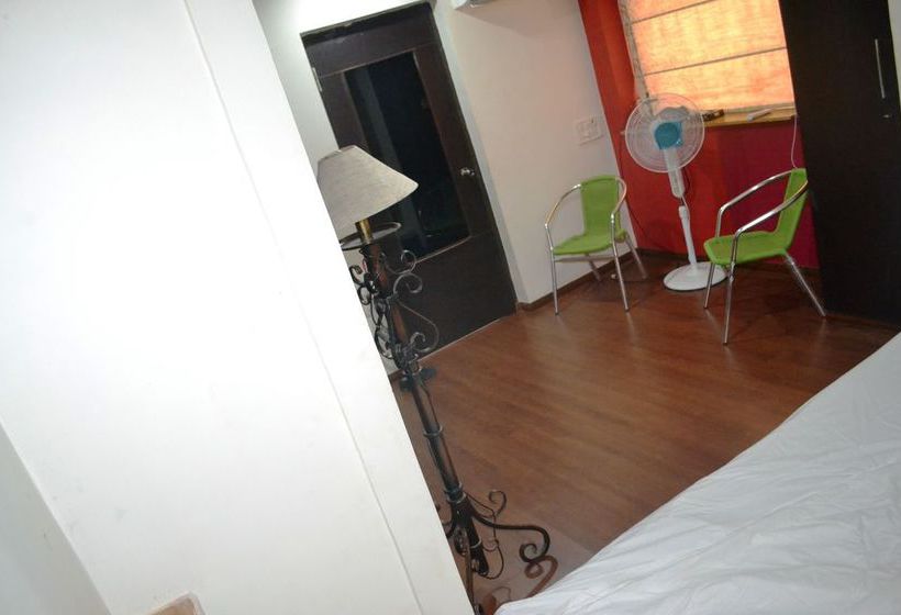 Hostel Travel Tunes 6