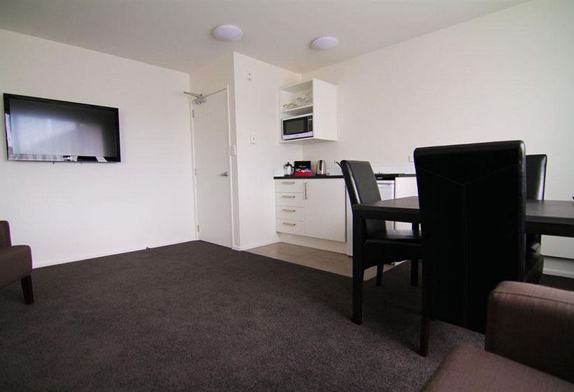 Airport Palms Motel 10