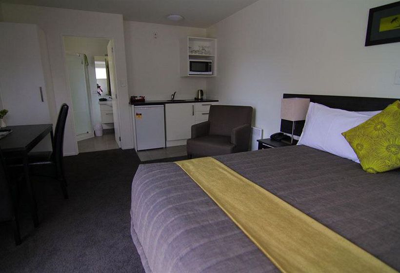 Airport Palms Motel 17