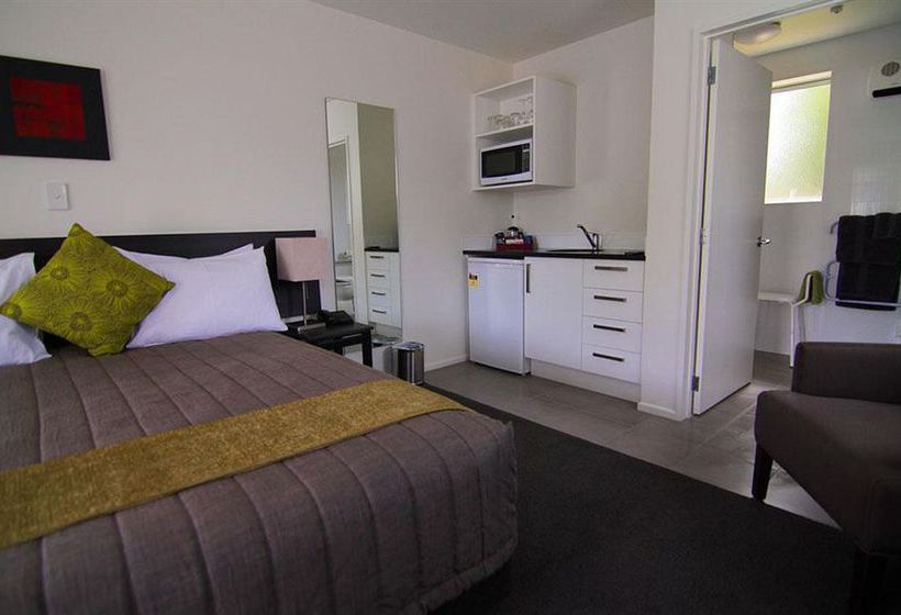 Airport Palms Motel 6