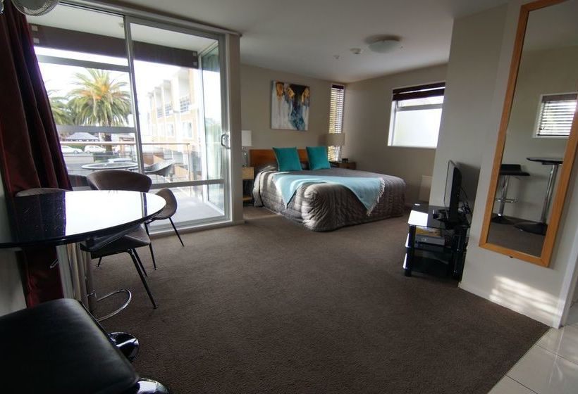 Sumner Bay Motel & Apartments 6