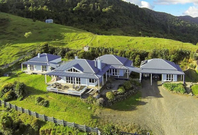 Pensión Nightingale Falls Farmstay Retreat