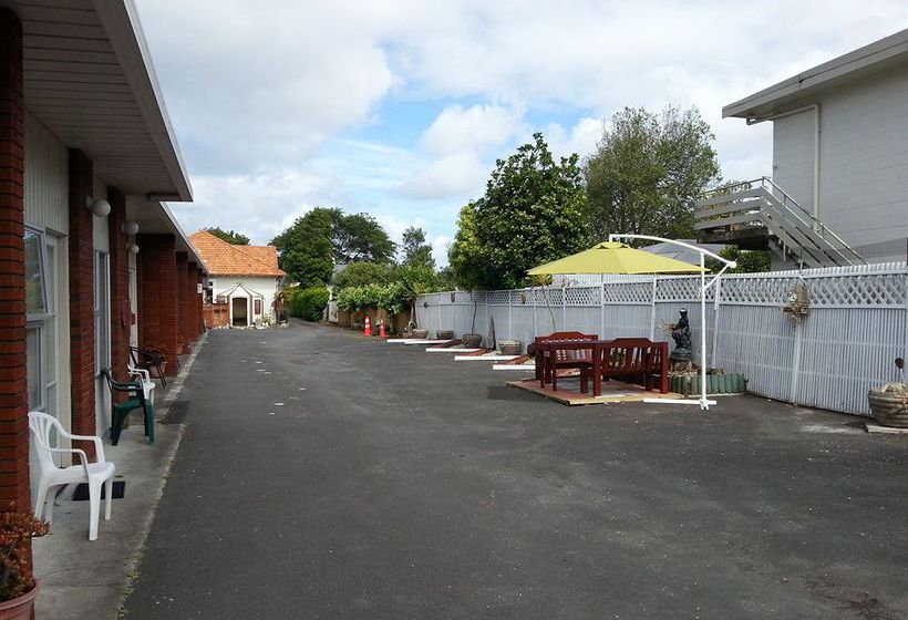 Manhattan Lodge Motel 1