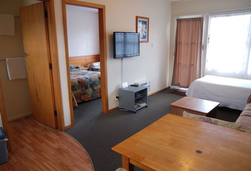 Manhattan Lodge Motel 8