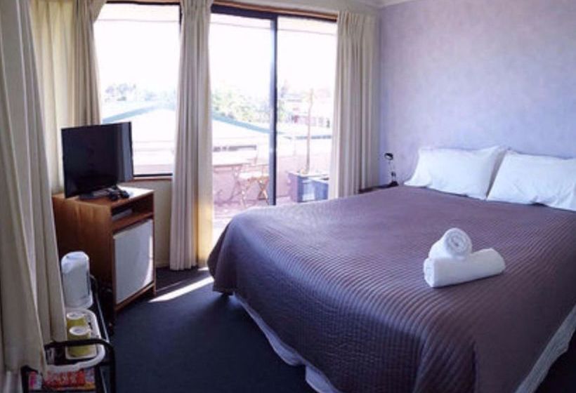 Boatshed Motel Apartments 7