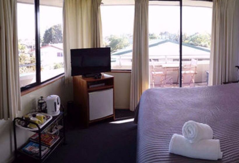 Boatshed Motel Apartments 8