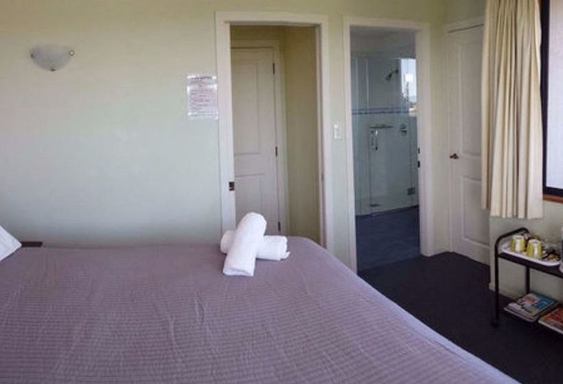 Boatshed Motel Apartments 9