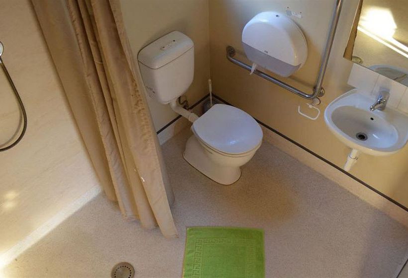 Hostel The Prince Albert Backpackers And Bar 9