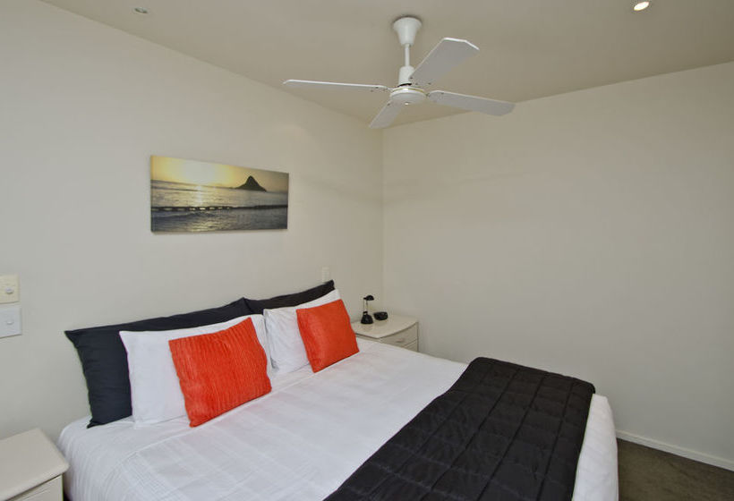 The Pavilions Beachfront Apartments 4