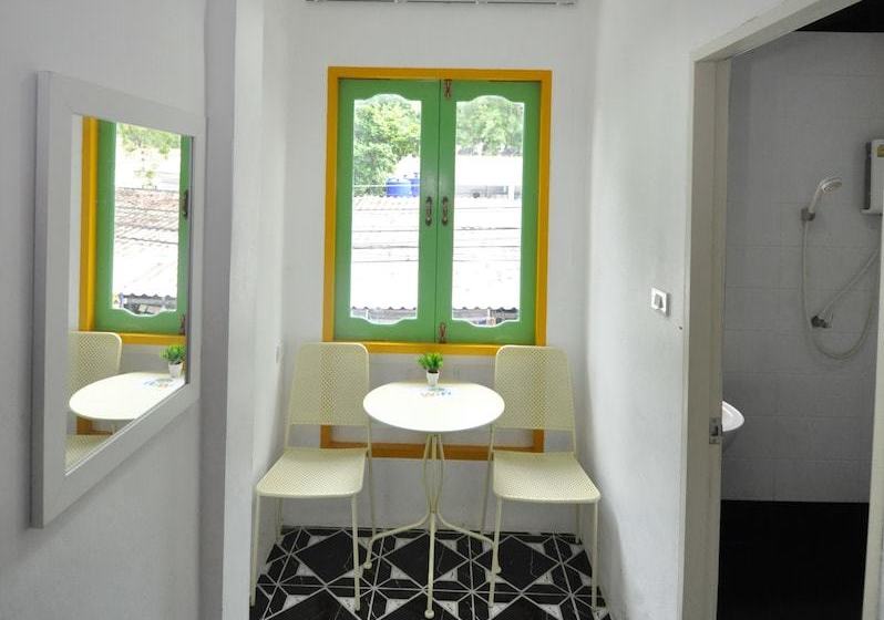 Pension Sidewalk Boutique 13