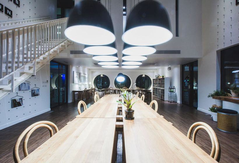 Blu Monkey Hub and Hotel 13