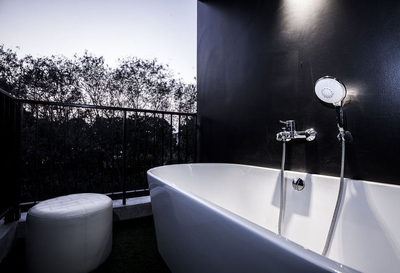 Blu Monkey Hub and Hotel 7