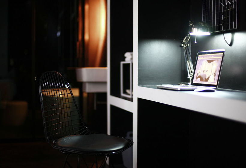 Blu Monkey Hub and Hotel 9