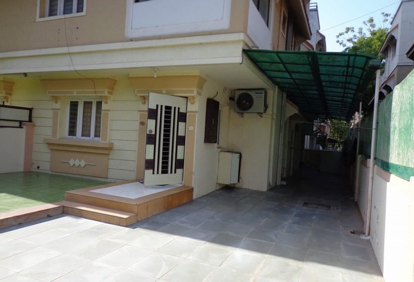 Hotel 10 Blossoms Service Apartments Prahladnagar 12