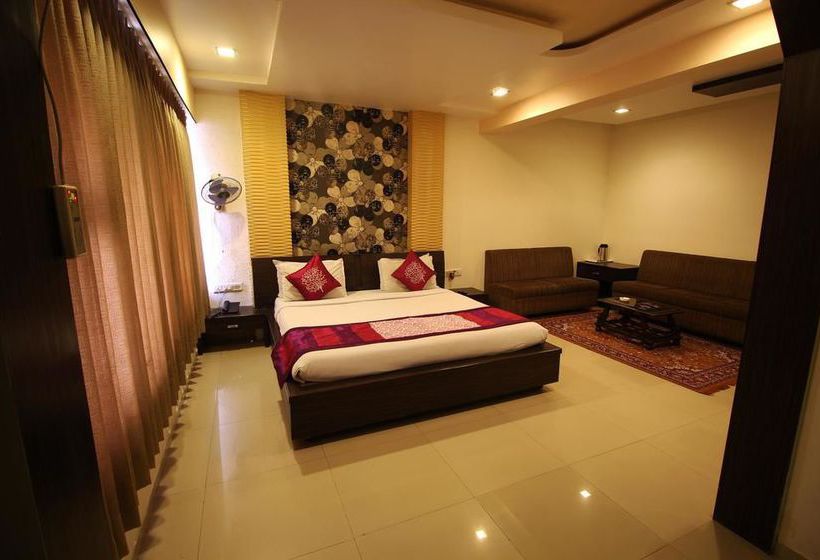 Hotel Oyo Premium Law Garden C G Road 10