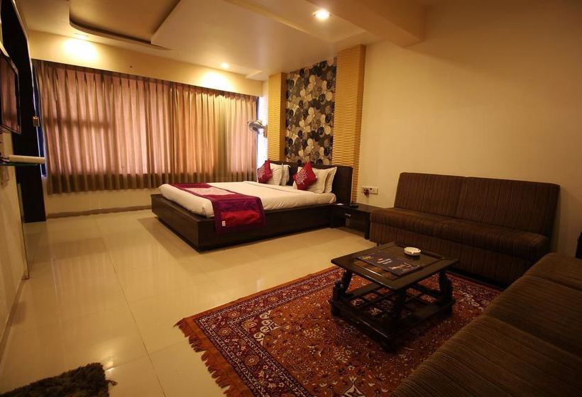 Hotel Oyo Premium Law Garden C G Road 2