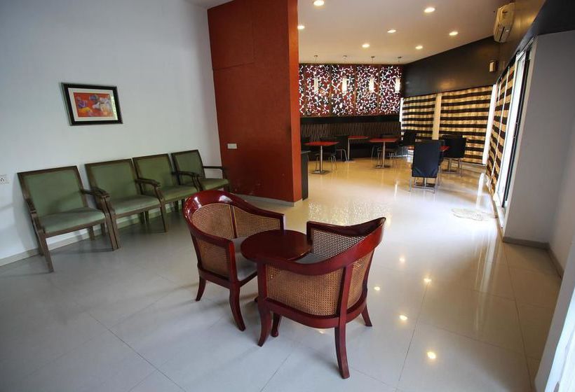 Hotel Oyo Premium Gujarat College Ellisbridge 13