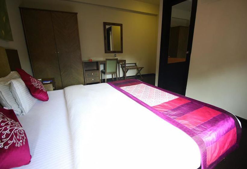 Hotel Oyo Premium Gujarat College Ellisbridge 4