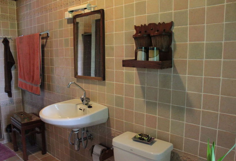 Pensión Thai Teak House Garden Homestay Hang Dong