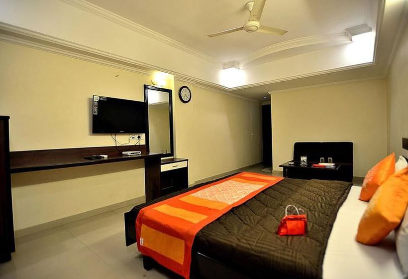 Hotel Oyo Rooms Sayajigunj Pheonix Complex 6